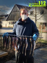 Alex Meier bereitet die frischen Makrelen und Forellen f&uuml;r den R&auml;ucherofen vor.